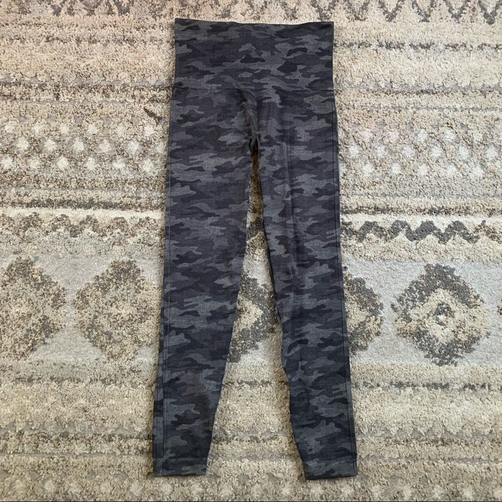 Spanx Gray Camo Look At Me Now Leggings Small - Picture 2 of 8